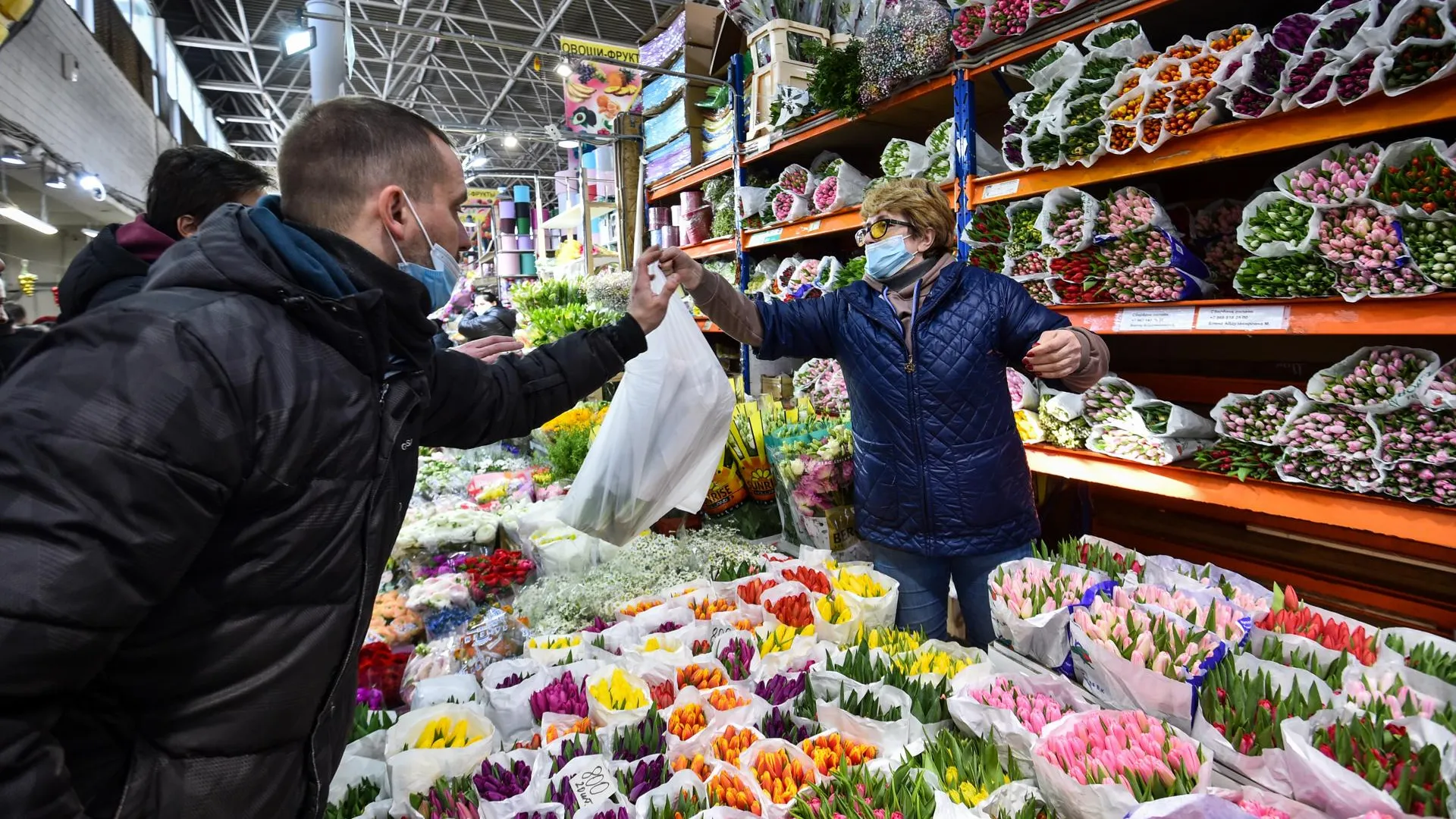 Цветочный бум на Рижском рынке: как москвичи скупают цветы накануне праздника