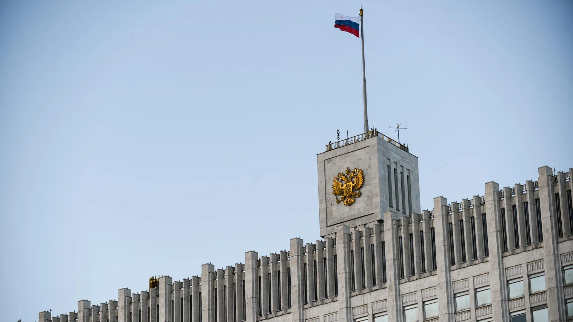 Масочный режим временно ввели в Доме правительства РФ
