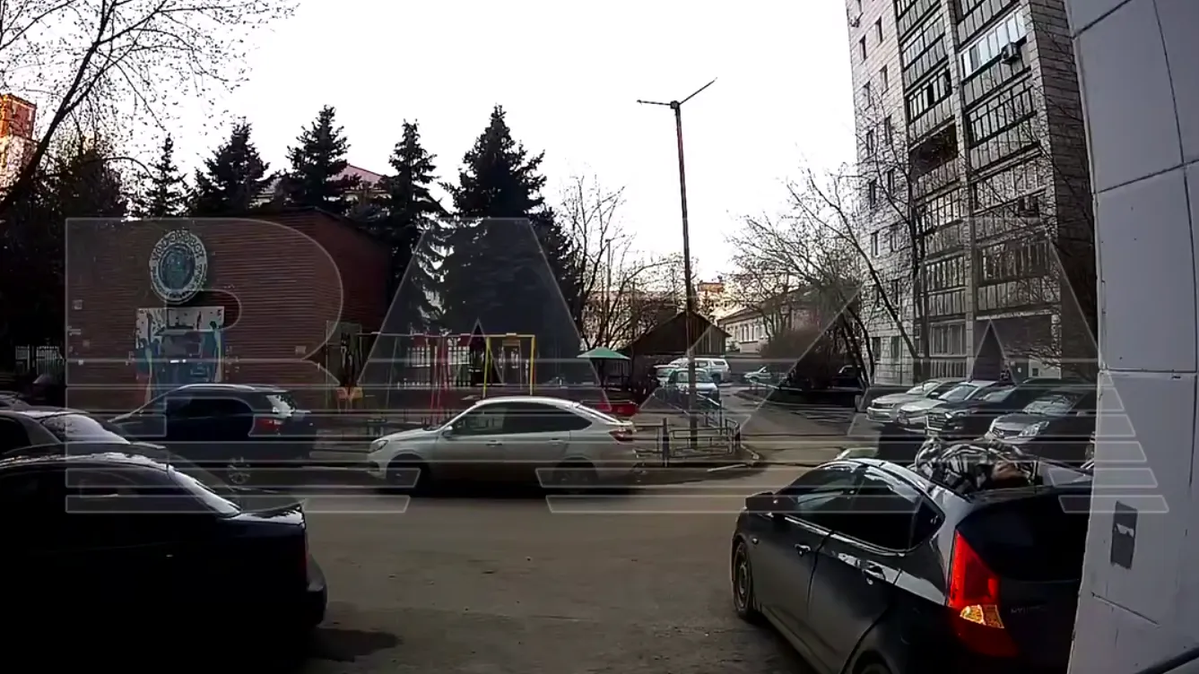 Мыла окна: в Екатеринбурге пенсионерка рухнула с балкона на крышу авто и выжила