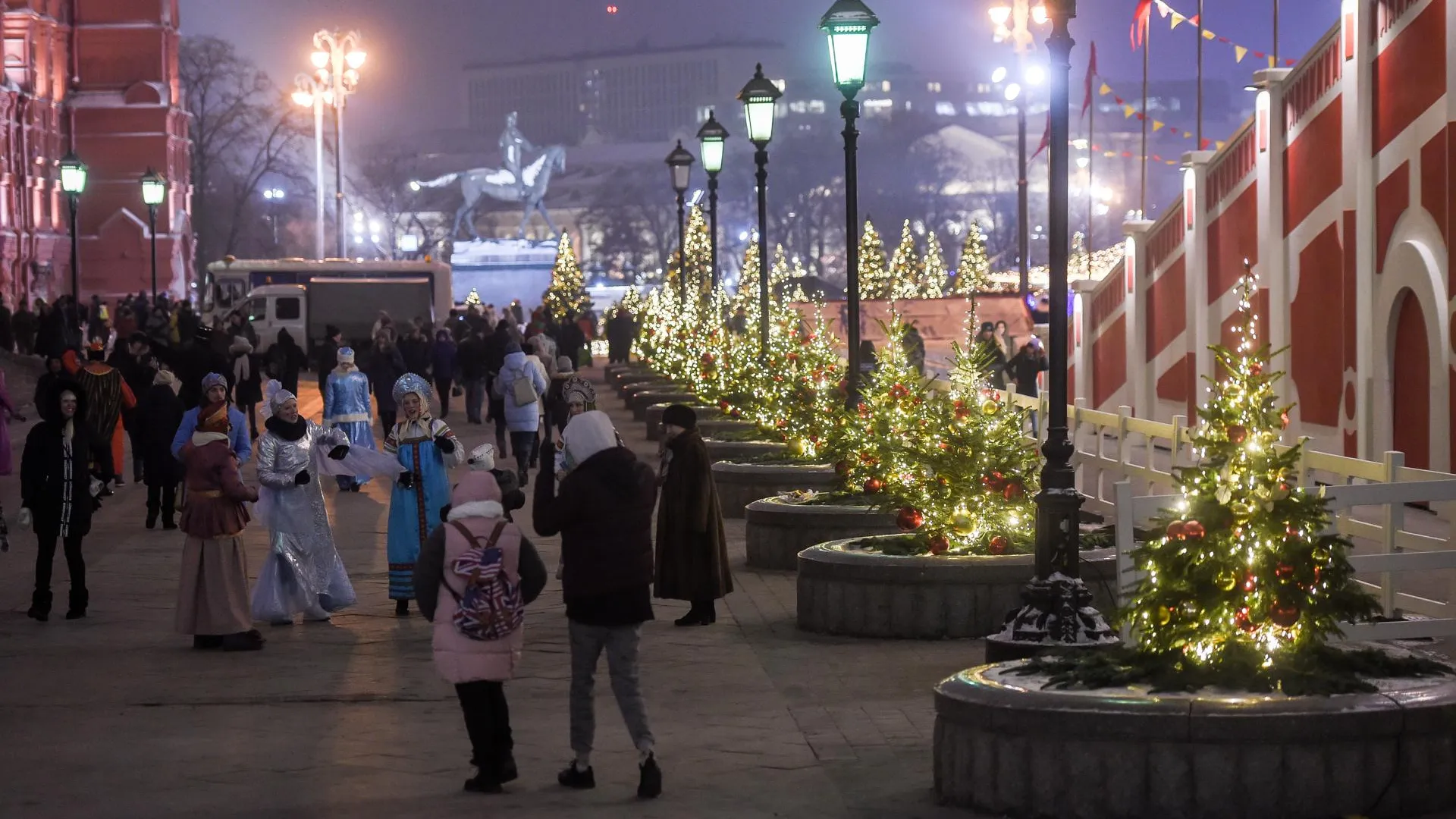 Большую часть праздничных украшений в Москве демонтируют на этой неделе