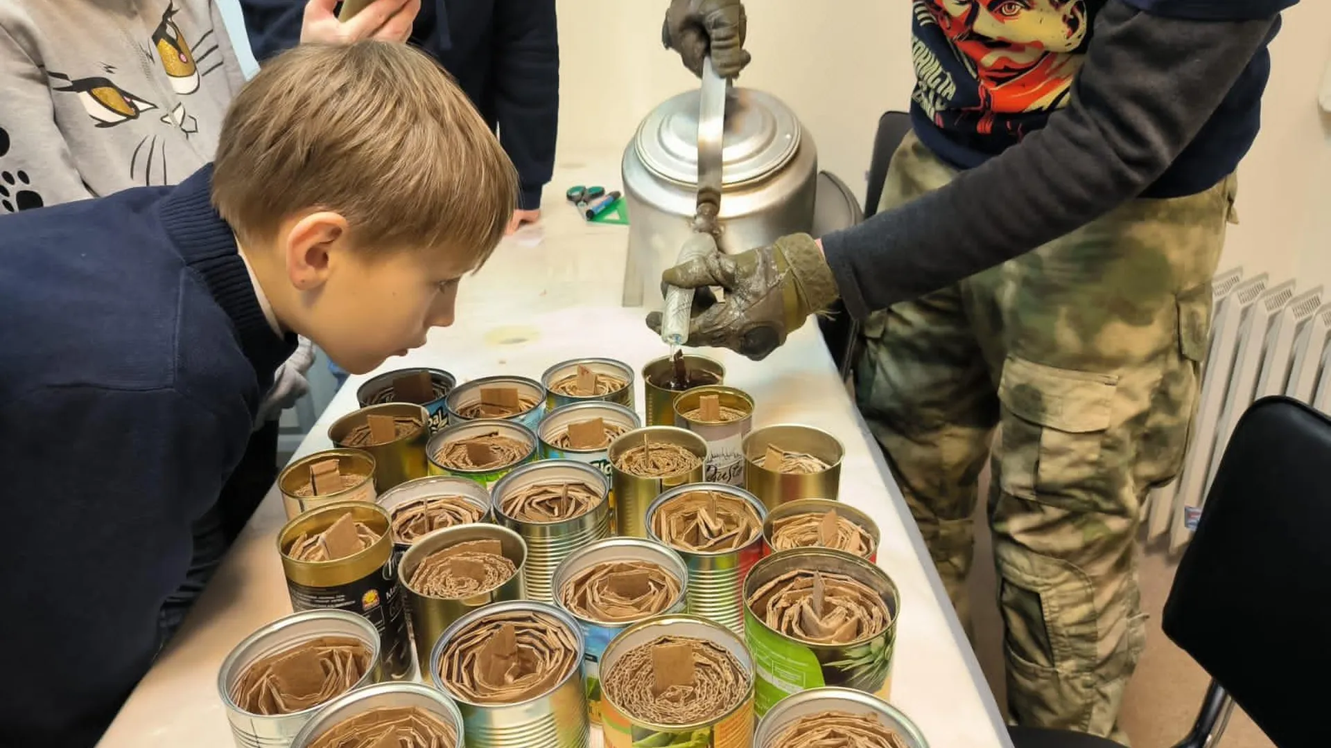 На мастер‑классах ребята из многодетных семей Красноармейска делают окопные свечи для СВО