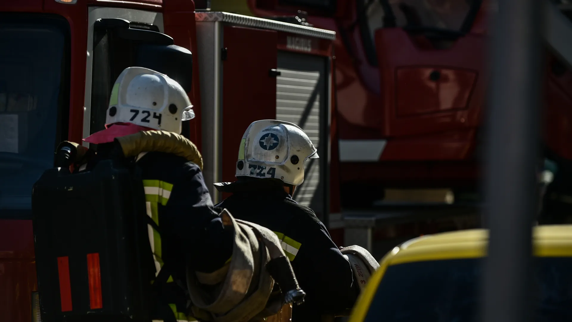 Сотрудники МЧС ликвидировали пожар на складе и в автосервисе в Москве