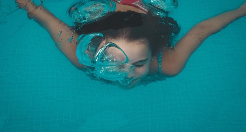Шесть детей отравились хлоркой после купания в бассейне в Севастополе