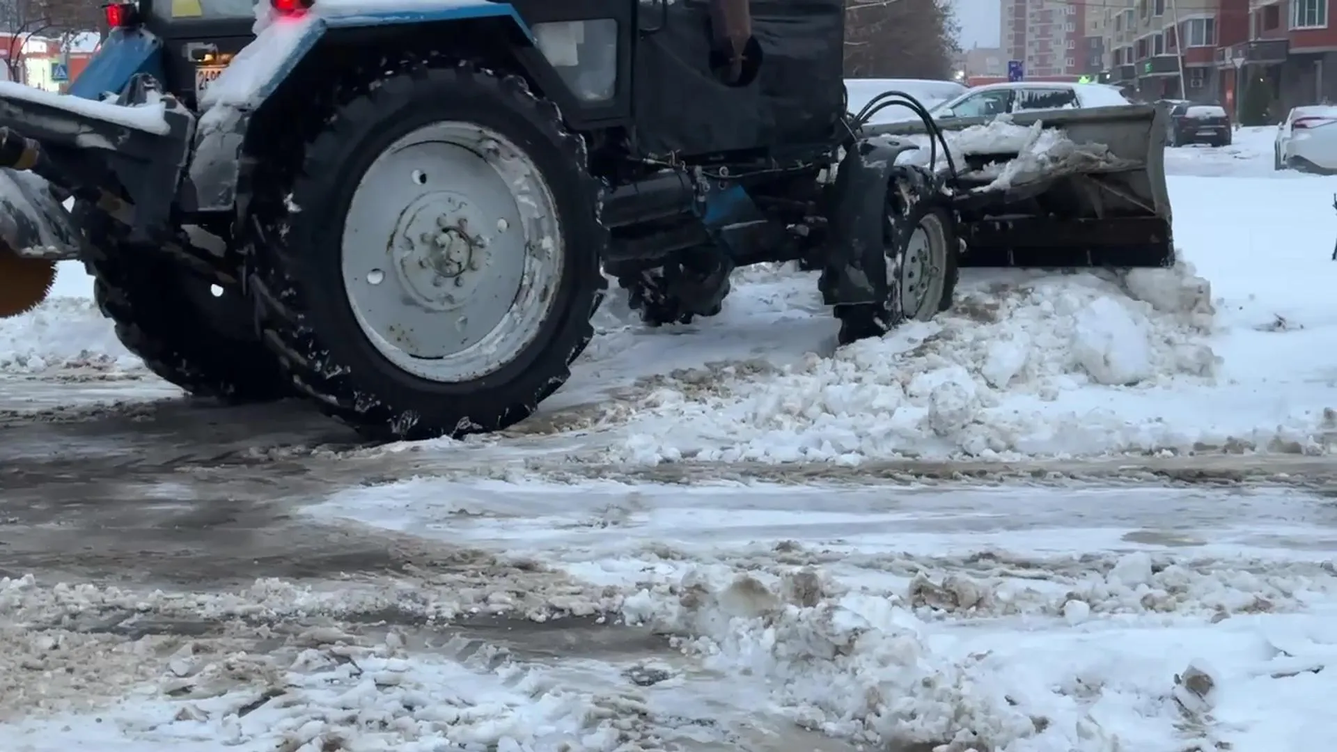 Коммунальщики приводят Реутов в порядок после снегопада и ледяного дождя
