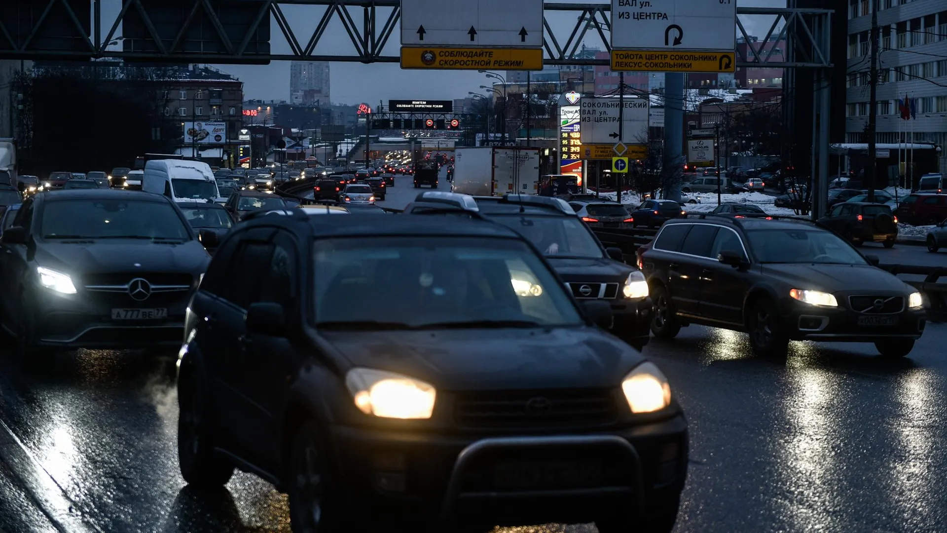 Московским водителям посоветовали сменить авто на метро из‑за вечерних  пробок | РИАМО