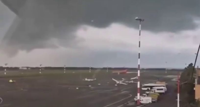 Mash: ураганный ветер перевернул легкомоторные самолеты в аэропорту Нижнекамска