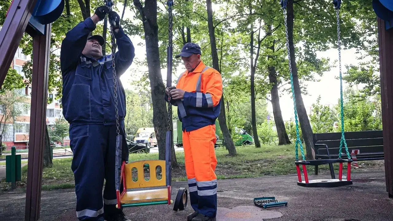 Более 2,8 тыс дефектов в содержании детских площадок устранили в  Подмосковье в апреле | РИАМО в Королёве