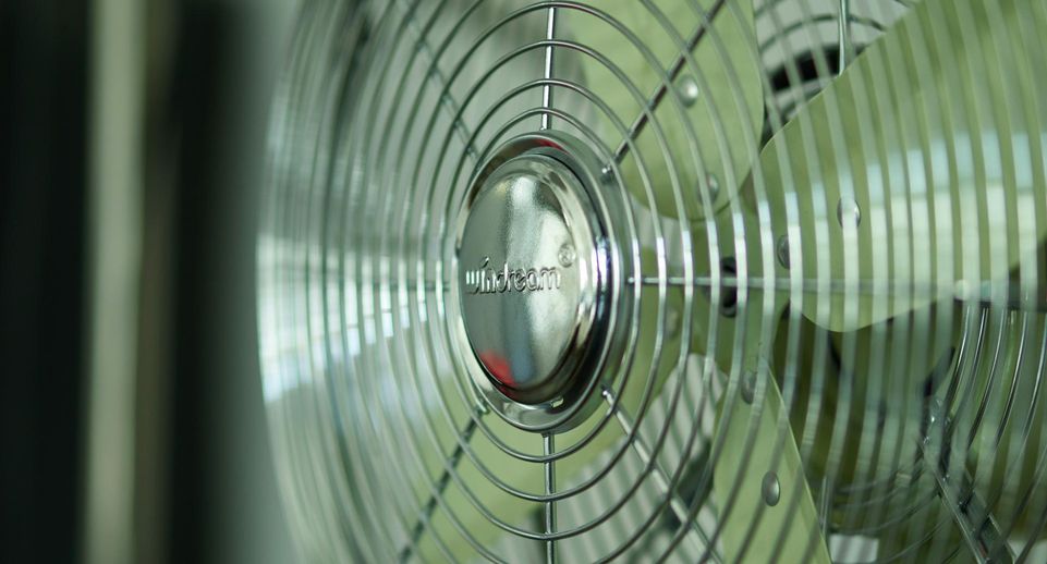 Охладить квартиру в жару можно с помощью увлажнителя или вентилятора