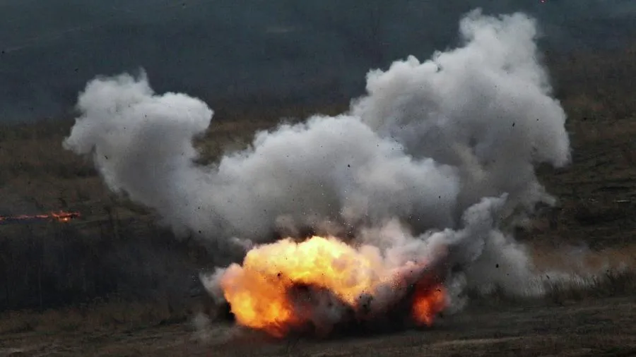 Украинская армия сбросила взрывоопасный предмет с дрона на Горловку