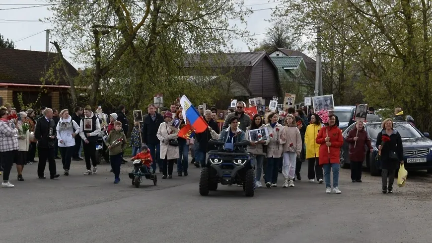 Более 150 жителей деревни Дятловка Балашихи приняли участие в шествии «Бессмертный полк»