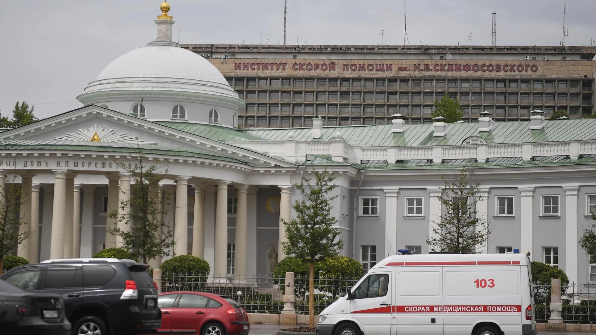 Около 30 человек эвакуировали из здания НИИ имени Склифосовского в Москве  из‑за пожара | РИАМО