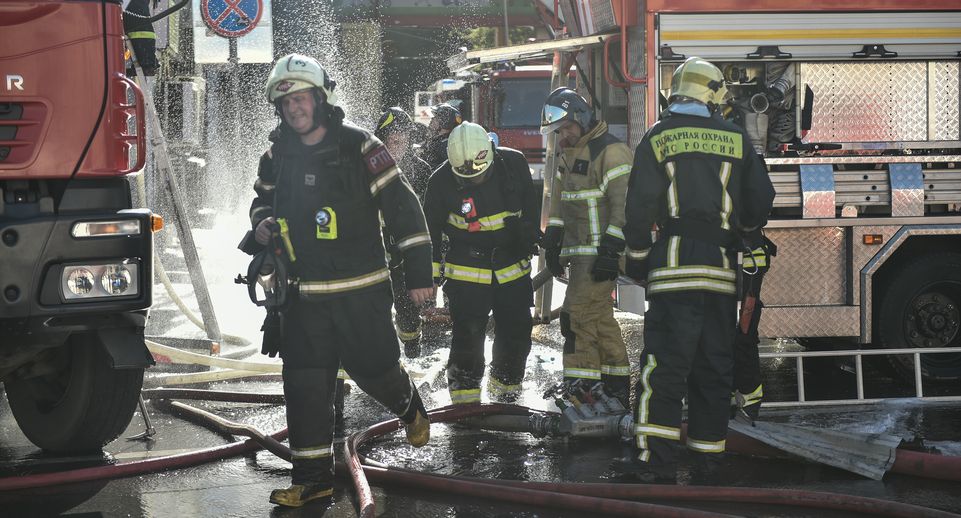 Мощный пожар произошел на складе с пластиковыми трубами в Раменском округе