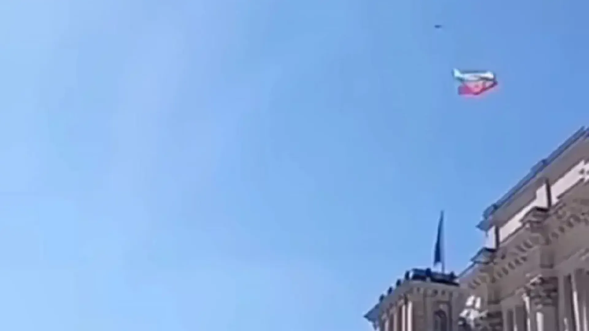 Мужчина запустил над Рейхстагом дрон с прикрепленным российским флагом
