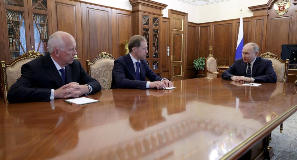 Путин обсудил с Мантуровым и «Ростехом» вопросы работы промышленности