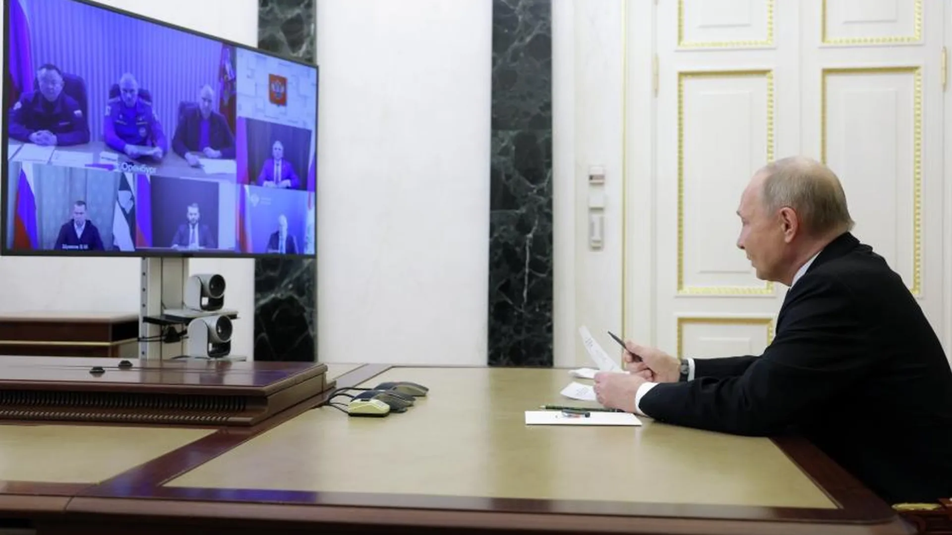 Президент РФ Владимир Путин проводит в режиме видеоконференции совещание по вопросам ликвидации последствий паводков в Оренбургской, Курганской и Тюменской областях.