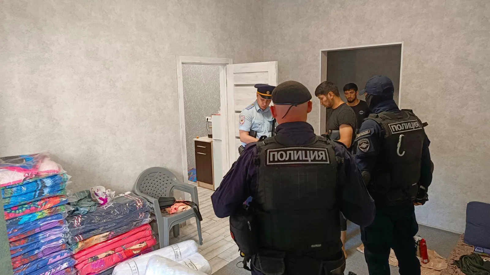 По итогам рейда в поселке Люберец более 20 иностранцев доставили в полицию