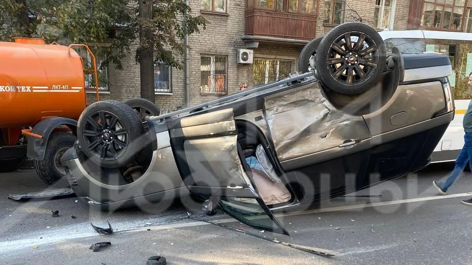 Жуткая авария с тремя машинами произошла на улице Митрофанова в Люберцах