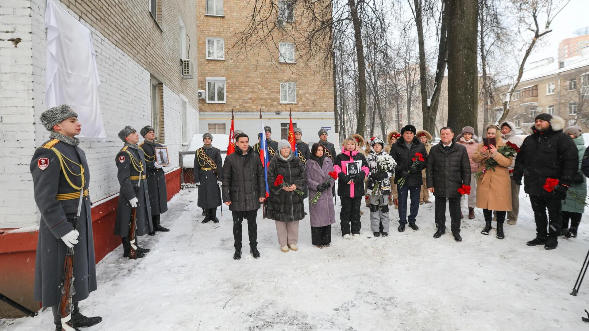 Мемориальную доску участнику СВО Алексею Емельянову открыли в Балашихе