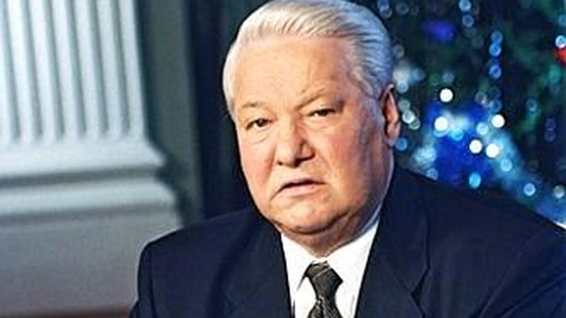 Путин в день рождения Ельцина прислал цветы к его могиле