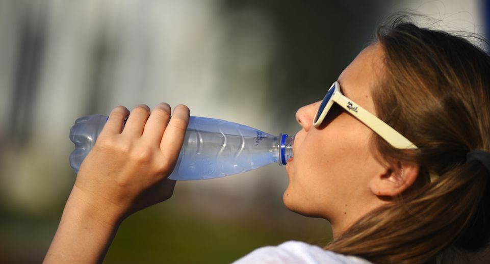 Эндокринолог Тананакина посоветовала в жару пить 200 мл воды каждый час