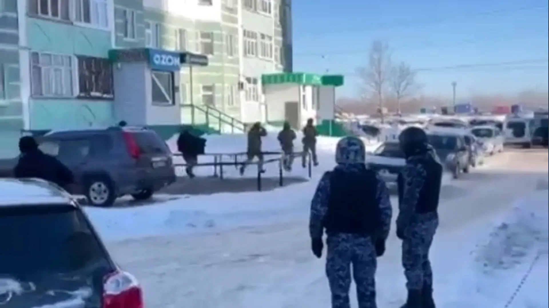 Появилось видео из Нижневартовска, где вооруженный мужчина удерживает ребенка