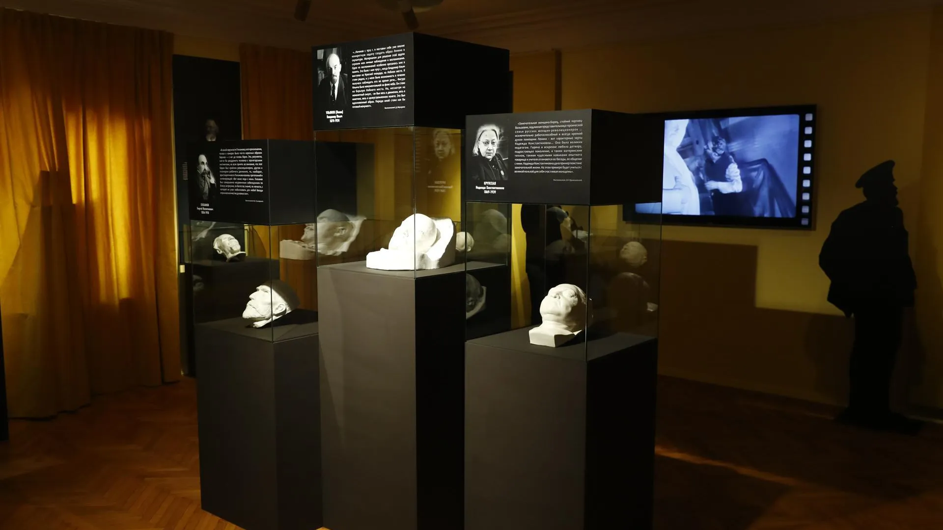 В музее-заповеднике «Горки Ленинские» открылась выставка посмертных масок деятелей СССР