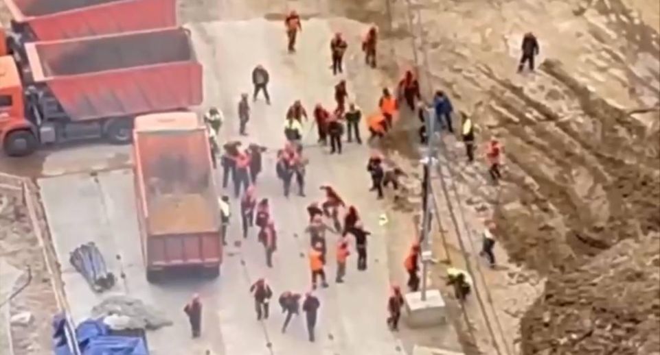 Рабочие устроили драку из-за пачки арматуры на стройплощадке в столице