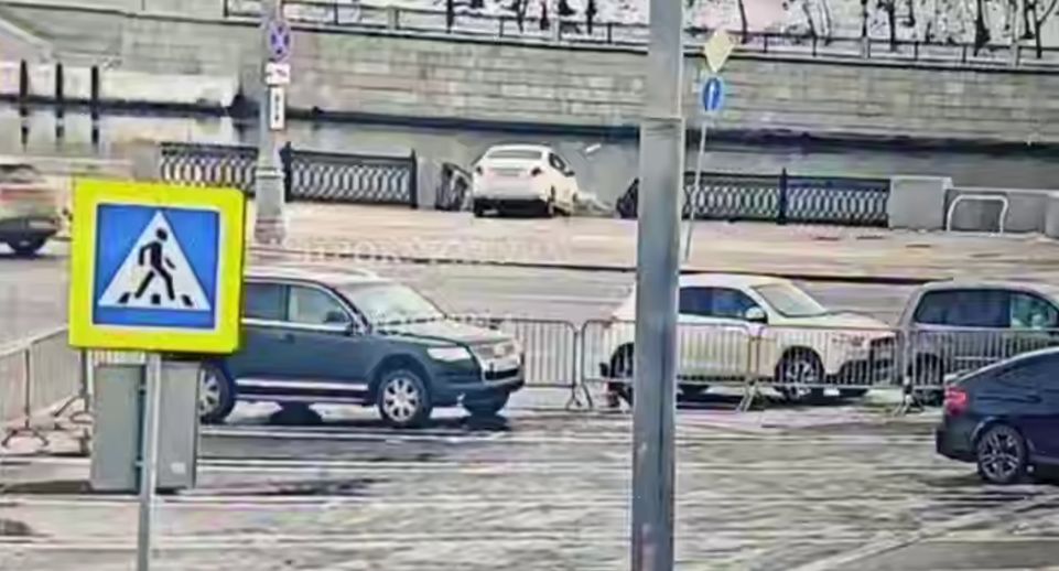 Прокуратура показала видео падения машины в Москва-реку