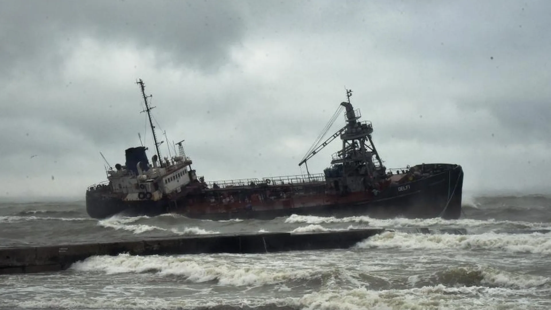 Мегашторм на Кубани столкнул три корабля в акватории Керченского пролива