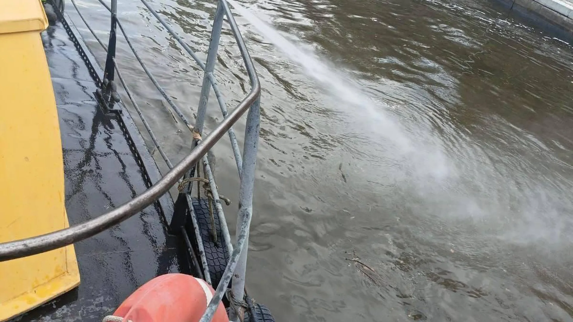 В районе Воробьевской набережной в Москве-реке появились масляные пятна