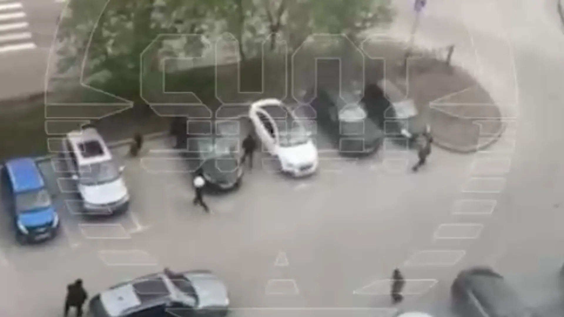 Вооруженные мужчины устроили перестрелку во дворе новостройки в Кемерове