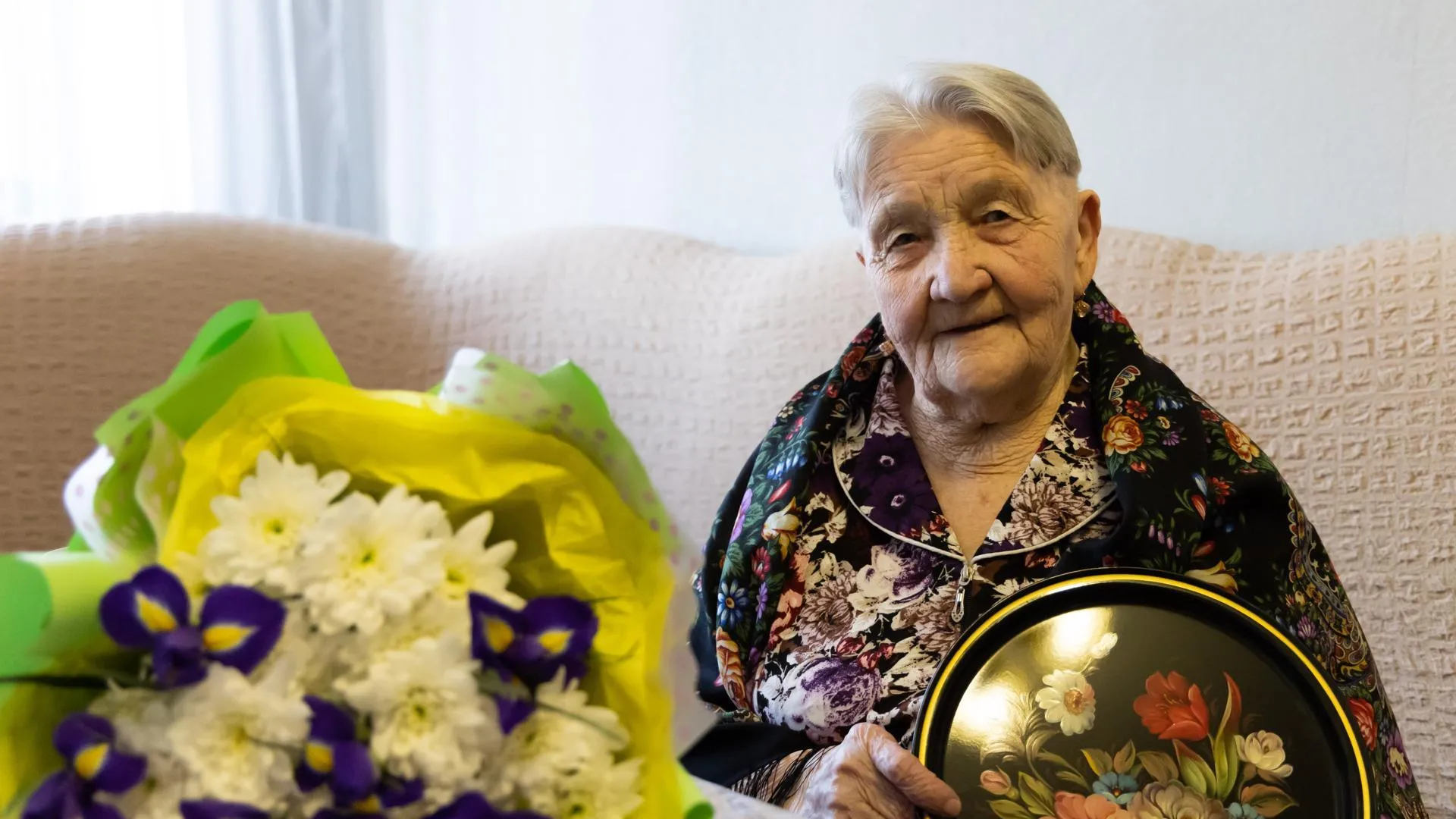 Свыше 1 400 долгожителей города Люберцы получили памятные подарки
