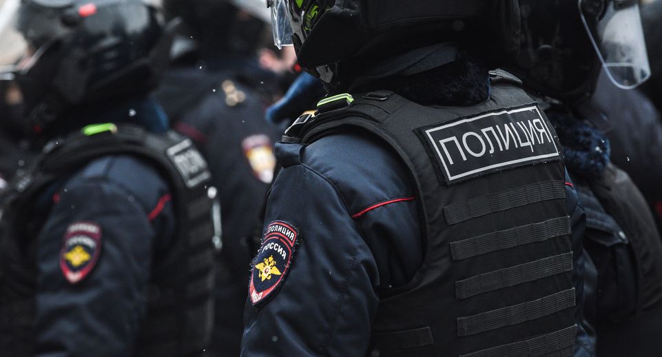 В Петербурге полицейский получил ранение при задержании агрессора в жилом доме