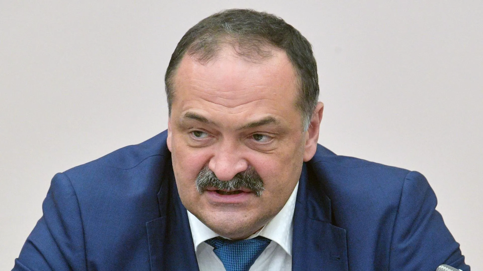 Глава Дагестана назвал трусами и мерзавцами участников беспорядков в Махачкале