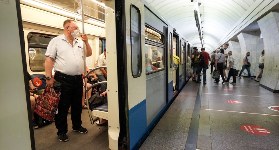 Поезда снова курсируют по графику по «оранжевой» линии метро после сбоя