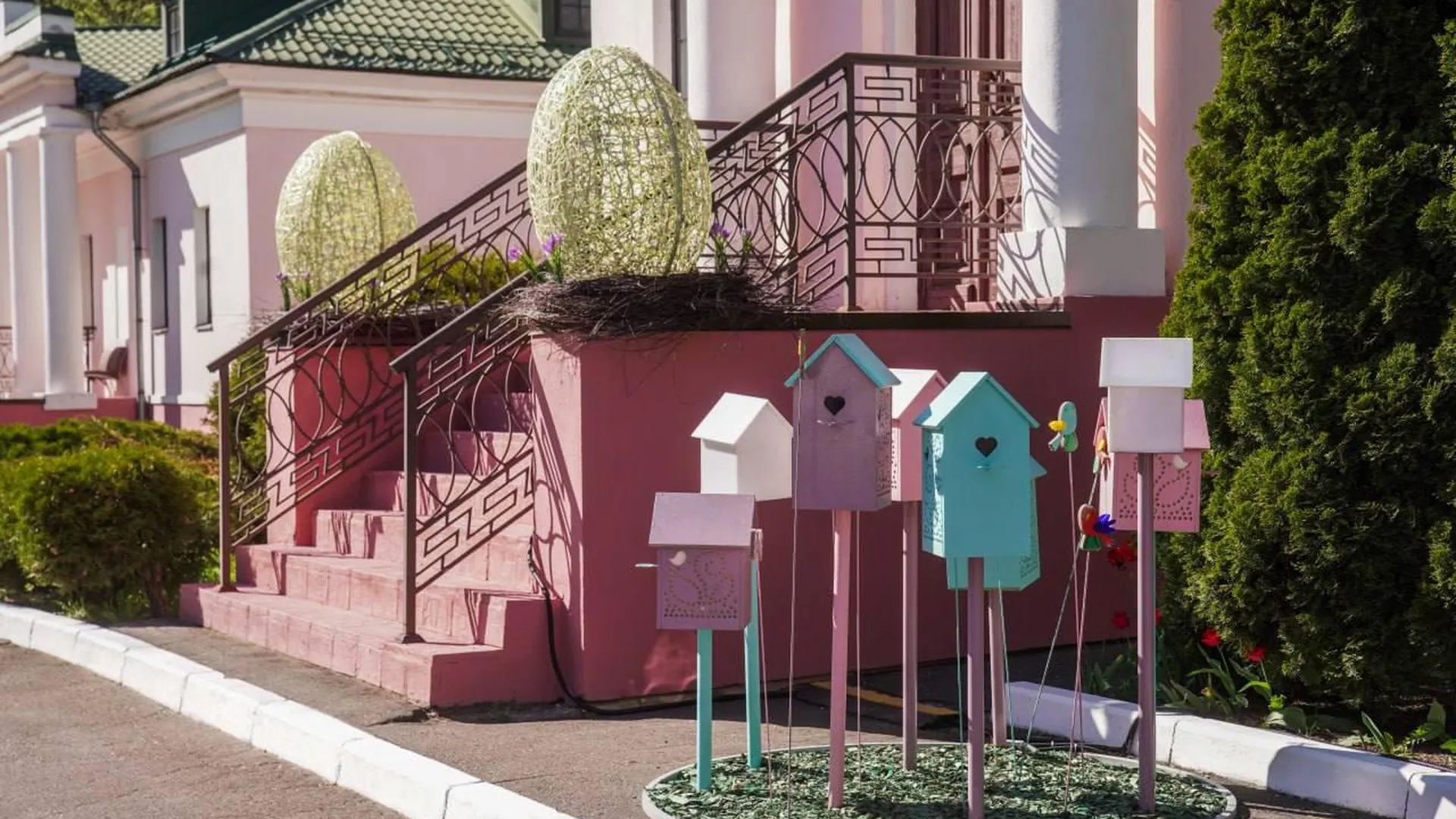Пасхальные яйца и цветочные композиции украсили Москву к празднику