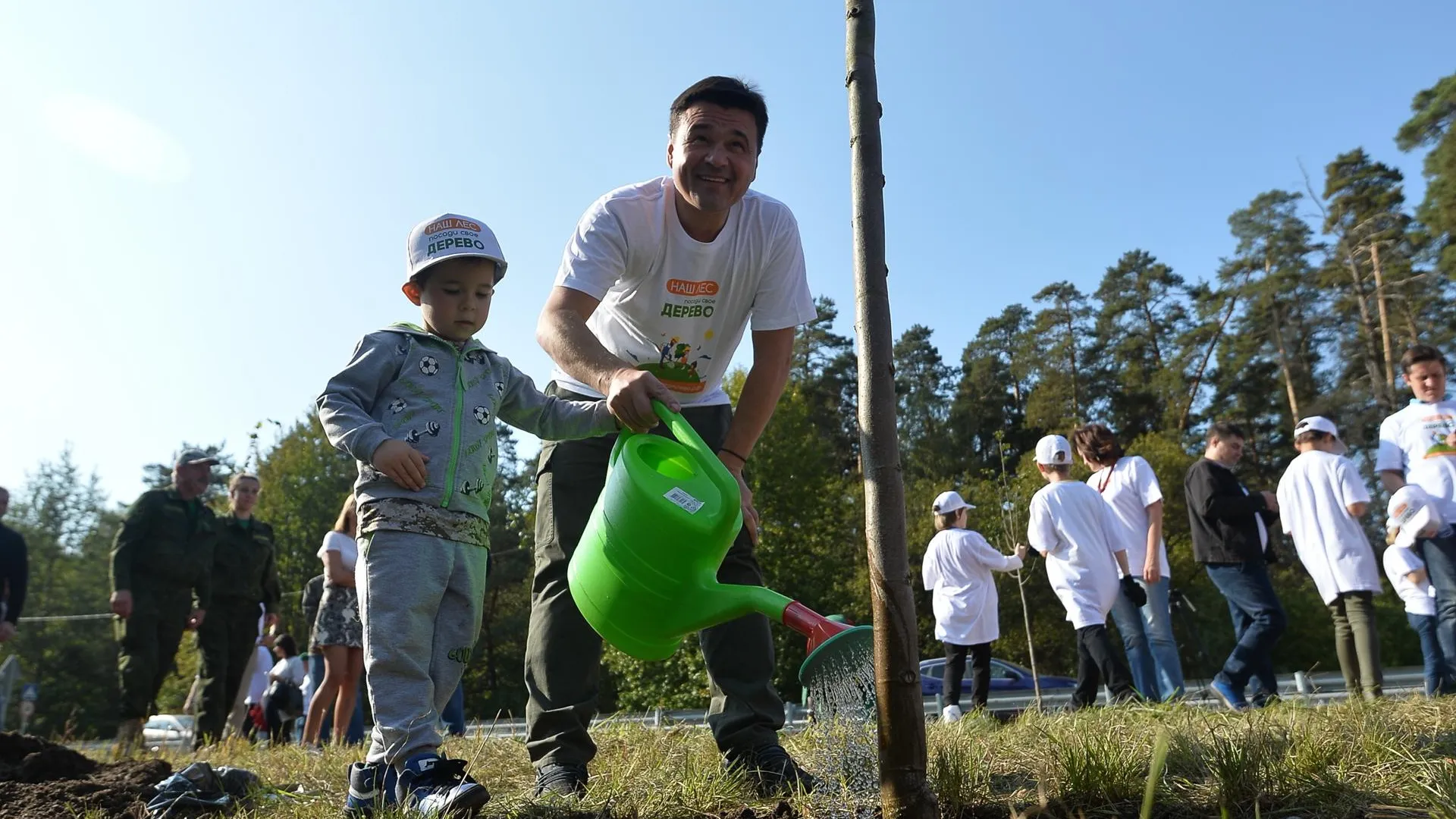 Воробьев с сыном посадил дерево в Одинцовском районе в рамках акции «Наш лес»