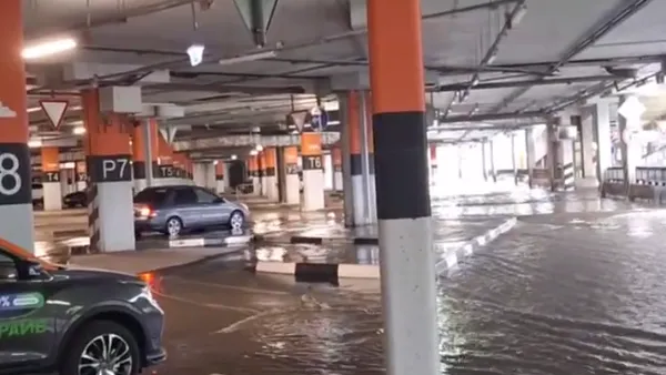 Видео: в ТЦ в Москве затопило парковку