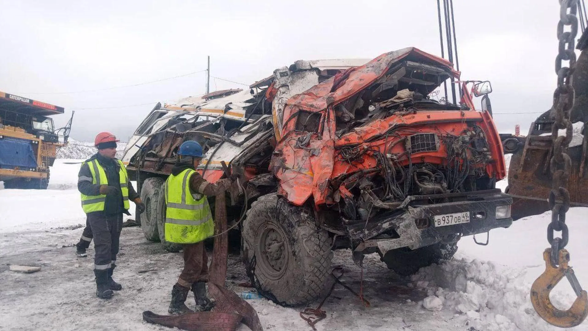 Два вахтовика погибли во время падения автобудки в карьер в Красноярском крае