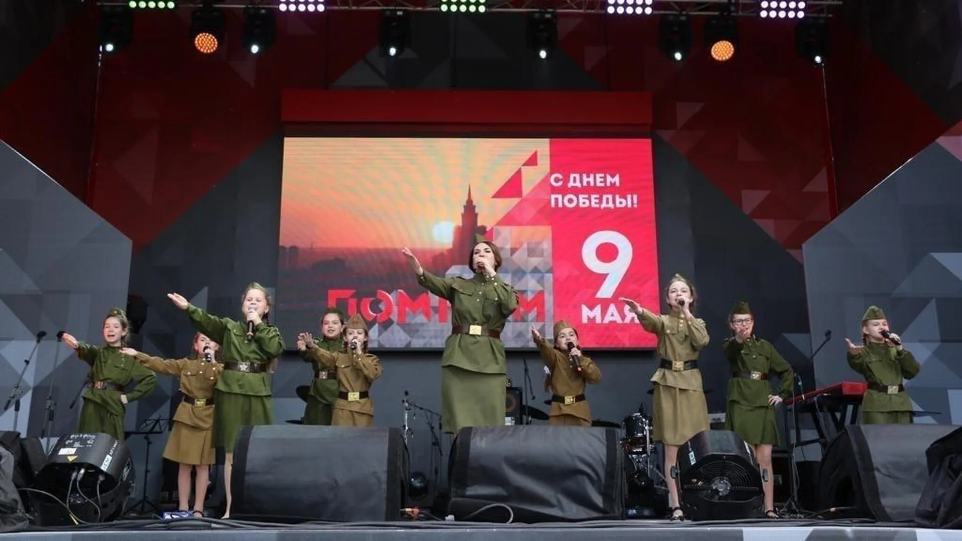 Трансляция концерта к дню победы. Концерт 9 мая 2022 Москва. Праздничный концерт ко Дню Победы. Концерт в честь дня Победы. Концерт Москва ко Дню Победы.