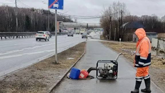 Дорожные службы Долгопрудного проводят уборку территорий