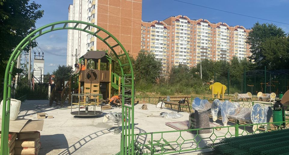 В Домодедове во дворе строящегося дома начали монтировать детскую площадку