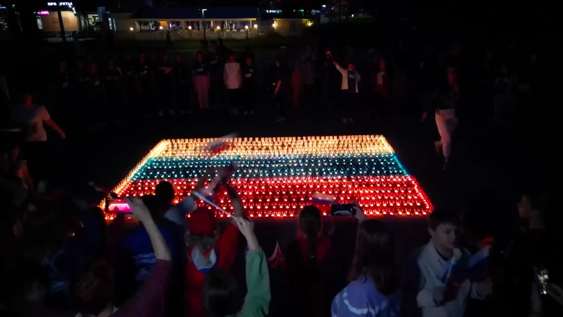 В Реутове зажгли флаг России из 1,2 тыс свечей