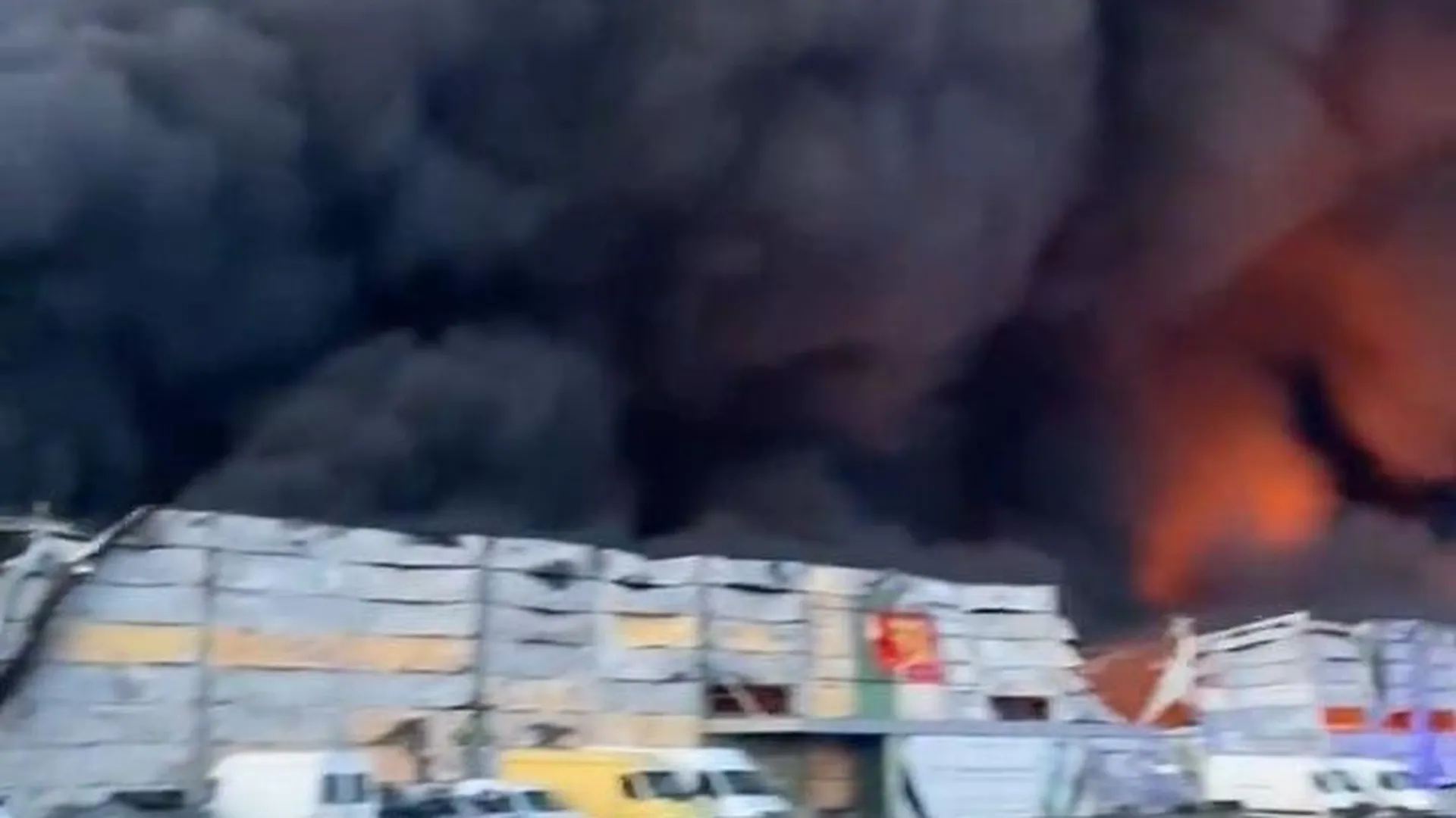 Пожар уничтожил ТЦ в Варшаве