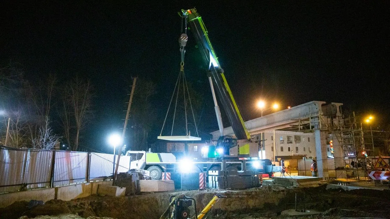 Надвижку пролетного строения будущего перехода выполнили в Люберцах