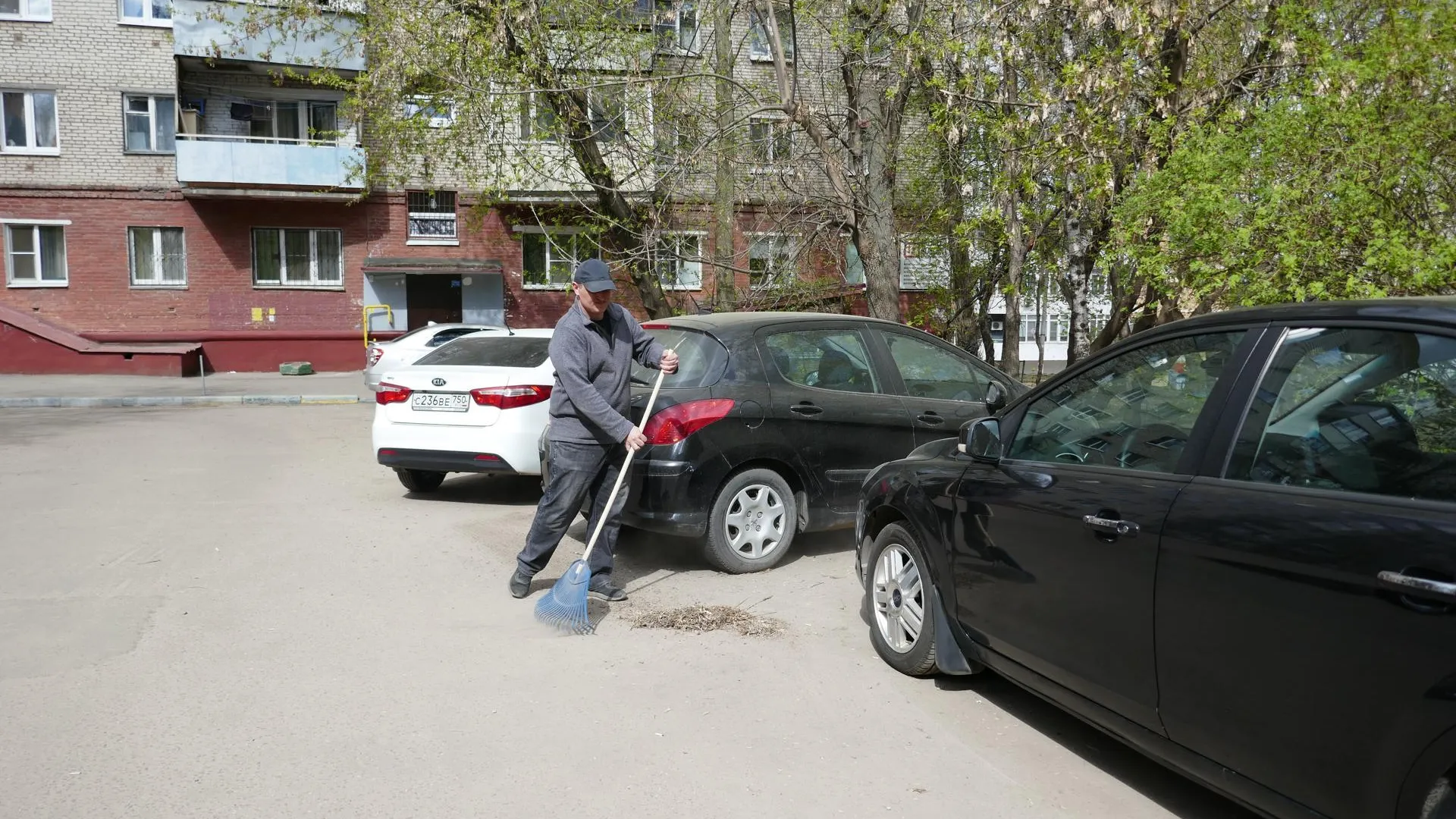 Всероссийский субботник прошел во дворах многоквартирных домов Подольска