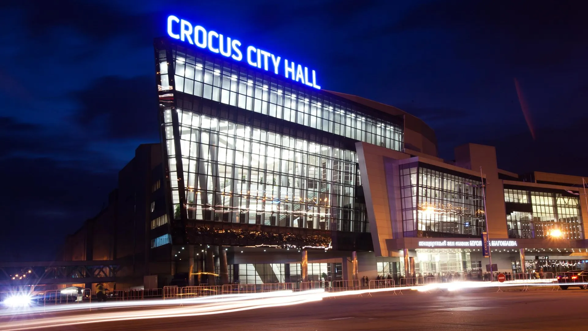 В подмосковном Crocus City Hall неизвестные начали стрельбу перед концертом