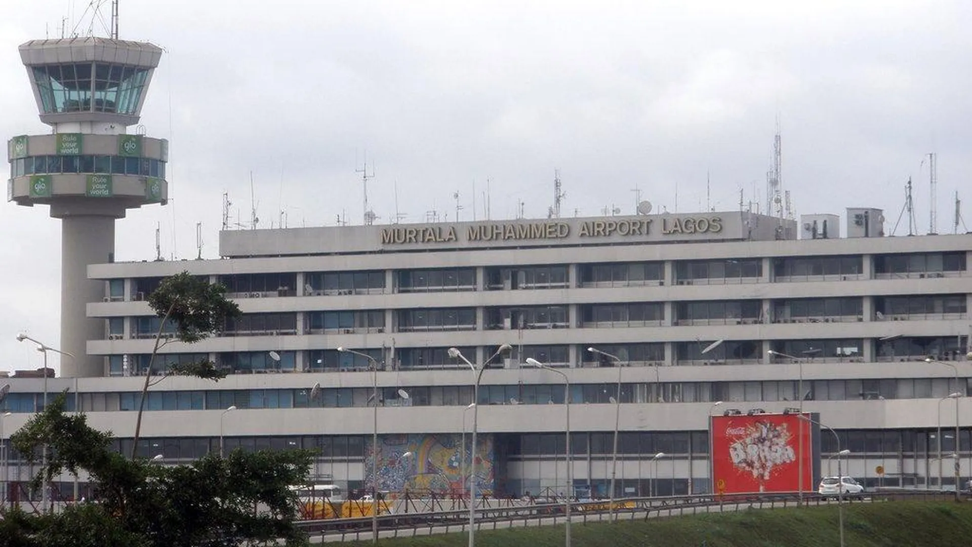 The Cable: пассажиры разгромили аэропорт в Нигерии из‑за отмены рейса