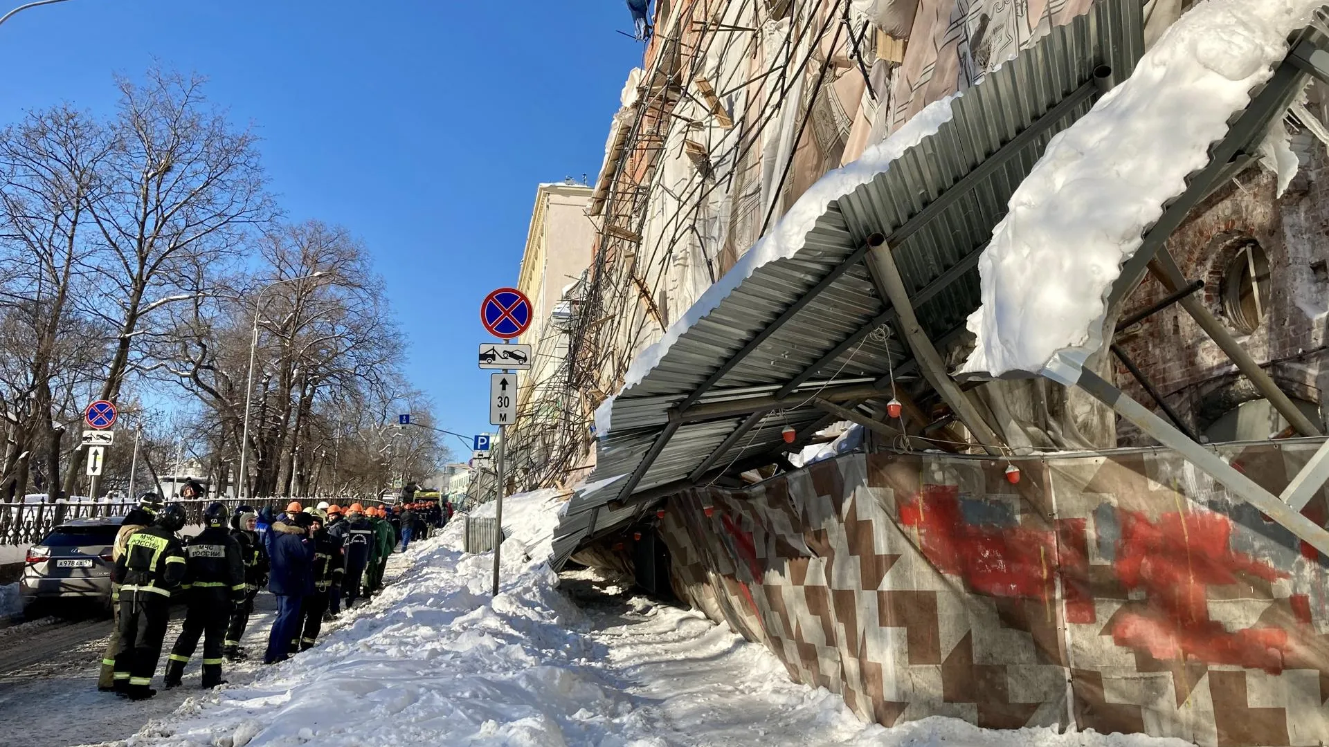 Видео обрушения строительных лесов в Москве опубликовали в Сети | РИАМО