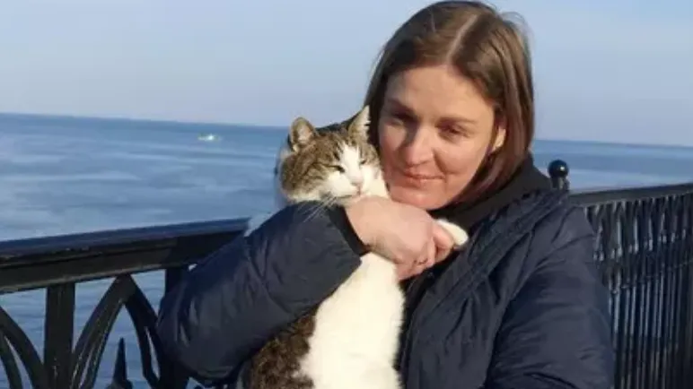 «Мурлыкает на теплых ручках»: кошка Муся спасена со скалы «Ласточкиного гнезда»
